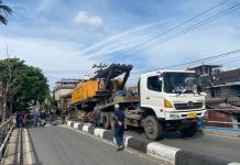 Truk Gandeng Tersangkut di Jembatan II Pekapuran, Sebagian Jalan Kolonel Sugiono Ditutup