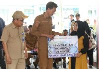 Kembangkan Ekonomi Lokal, Pemkab Banjar Bagikan Rombong ke 20 Pedagang Jengkol Kampung Jaring Pingaran