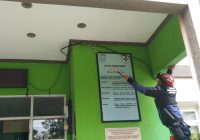 Anak Ular Piton Melingkar di Kabel Listrik Resahkan Warga Sekitar Puskesmas Gambut
