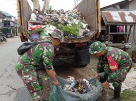 Kodim 1006/Banjar Bersih-Bersih Pasar Bauntung Batuah Hingga Desa Murung Kenanga