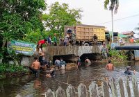 Personel Koramil Gambut Terjun ke Sungai Tambak Sirang Keruk Lumpur dan Sampah