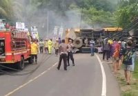 2 Pemotor Tewas Tersentrum Setelah Tronton Tabrak Tiang dan Gardu Listrik