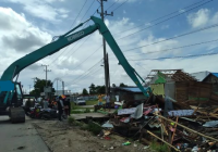 Kerahkan Buldozer, Satpol PP Banjarbaru Hancurkan Warung Jablai di Trikora