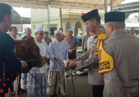 Kapolri Serahkan 6 Ekor Sapi Limousine untuk Kegiatan di Sekumpul