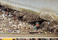 Momen Anggota TNI Nyebur dan Naik Dozer Bersihkan Sampah Banjir di Jambi
