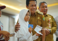 Bupati H Abdul Hadi Serahkan Bantuan Kartu Balangan Pintar