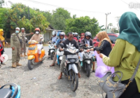 PKK Tala Bagikan Makanan untuk Jemaah Haul Abah Guru Sekumpul