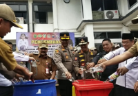 Ratusan Botol Miras Hasil Razia Satpol PP dan Damkar Tala Dimusnahkan