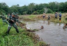 Cegah Batingsor, Koramil Lampihong Bersihkan Saluran Air Desa Tampang