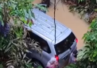 Mobil Jemaah Sekumpul Asal Grogot Kaltim Terjun ke Sungai di Jaro Tabalong