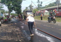 Bahayakan Pengendara, Petugas Gabungan Gercep Tangani Tumpahan Solar di Sarang Halang