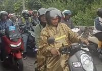 Jemaah Haul Abah Guru Sekumpul dari HST Penuhi Jembatan Desa Kapuh