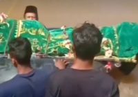 Miris! Jenazah Diangkut Pakai Ban Sebrangi Sungai di Lampung