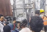 Pria Tergeletak di Bawah Tower Komplek Istiqomah