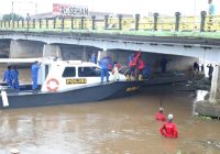 Personel Polairud Polresta Banjarmasin Turun ke Sungai Martapura Membersihkan Enceng Gondok