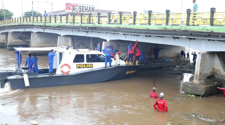 Personel Polairud Polresta Banjarmasin Turun ke Sungai Martapura Membersihkan Enceng Gondok
