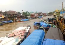 2 Kelotok Jemaah Haul Asal Buntok Kalteng Tiba di Dermaga Murung Kenanga