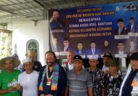 Surya Paloh Beri Bantuan Pakan Ikan di Desa Mali Mali
