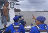 Sat Polairud Polresta Banjarmasin Pantau Lokasi Penampakan Buaya