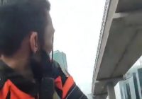 Viral Petugas Dishub Tersangkut di Kap Mobil