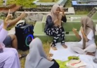 Viral Emak-Emak Piknik di Kuburan