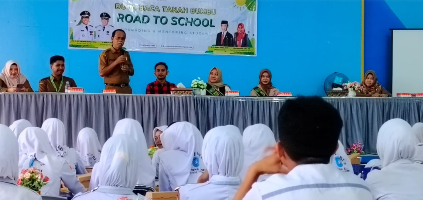 Tumbuhkan Minat Baca di Kalangan Pelajar, Dispersip Tanah Bumbu Gelar Roadshow Duta Baca Go to School 2024 di SMKN 2 Simpang Empat