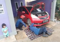 Petugas DPKP Banjar Selamatkan Seekor Kucing Terjebak Dalam Mobil