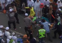Seorang Jemaah Haul Guru Sekumpul Digotong Tim Relawan ke RS Pelita Insani