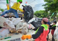 Relawan Gotong Royong Bersihkan Sekumpul