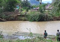 Jembatan Gantung Baringan Putus Warga Terpaksa Gunakan Lanting, Ini Harapan Kades