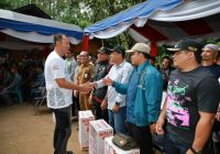 Kapolda Kalsel Irjen Pol Winarto Bagikan Sembako dan Alat Pertanian untuk Warga Loksado