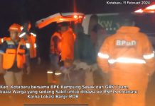 Desa Sembuluan Dilanda Banjir Rob, BPBD Kotabaru Evakuasi Warga Sakit