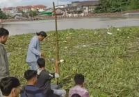 Dua Perahu Tersangkut di Sungai Martapura