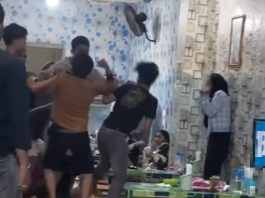 Perkelahian Pengunjung Kafe dan Pengamen Gara-Gara Perkataan 'Kada Beduit'