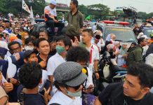 Anggota Band D'Masiv Berjalan 5 Km untuk Masuki Area JIS