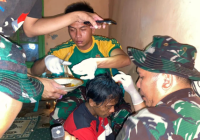 Personel Yonif 330/Tri Dharma Cepat Tanggap Bantu Korban Angin Tornado Rancaekek