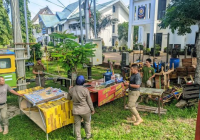 Ditinggalkan di Pedestarian Jalan H Boejasin Usai Berdagang, Meja Kursi PKL Diangkut Satpol PP