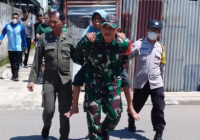 Babinsa dan Bhabinkamtibmas Gotong Lansia Sebatang Kara Tak Terurus