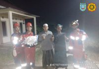 DPKP Banjar Evakuasi Sarang Tawon di Gang Puji Rahayu