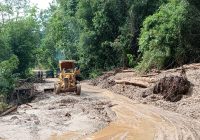 Alat Berat PT BKW Bersama Tim Tangani Longsor Jalan Batulicin Kandangan, Roda 2 dan 4 Sudah Bisa Lewat