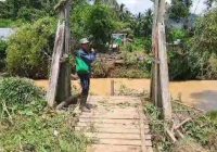 Jembatan Darurat Tak Bisa Dibangun di Desa Paramasan Bawah