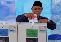 Bupati Tanah Bumbu Mencoblos di TPS 16 Simpang Empat, Ketua DPW PKB yang Membelot Dukung Prabowo Gibran