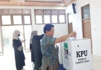 Bupati Balangan Beri Apresiasi Petugas KPPS di TPS Tempatnya Mencoblos