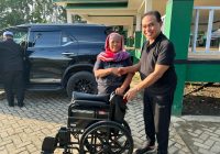 Bupati Tanbu Zairullah Azhar Peduli Disabilitas, Serahkan Bantuan Kursi Roda
