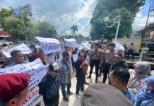 Massa Sambangi KPU Kalsel, Tuntut 2 Hal ini