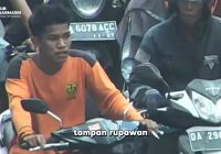 Pengendara Sepeda Motor Asyik Merokok Tak Pakai Helm Hingga Terobos Lampu Merah