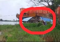 Ambruk! Tongkang Tabrak Rumah Warga di Desa Bahalayung