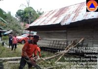 Atap Rumah Misnah di HSS Rusak Ditimpa Pohon Tumbang Akibat Cuaca Buruk