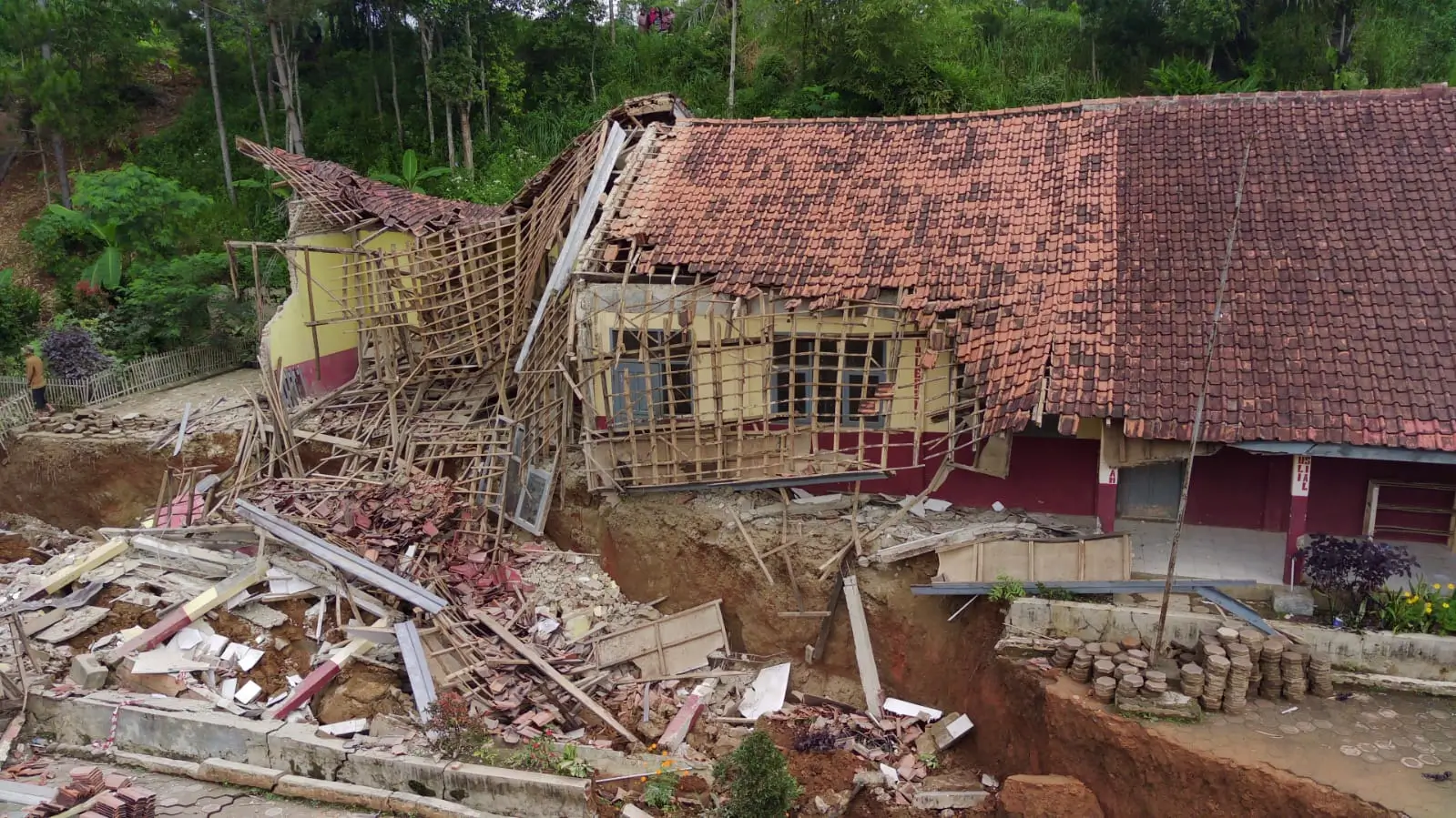 03032024_Salah satu bangunan sekolah yang mengalami kerusakan akibat pergerakan tanah di Kabupaten Bandung pada Kamis 29 Fenruari 2024. (wartabanjar.com - Ist. BNPB)