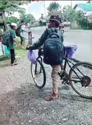 7 Bocah Kayuh Sepeda Puluhan Kilometer dari Basarang Kapuas demi Hadiri Haul Ke-4 Guru Zuhdi